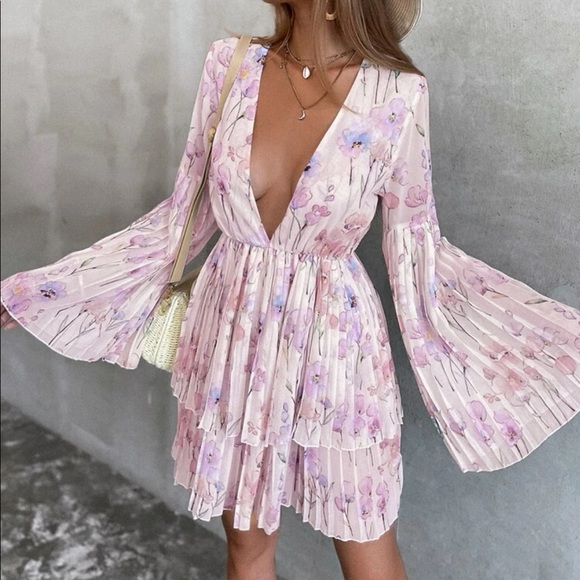 Dresses & Skirts - Pink deep v floral dress